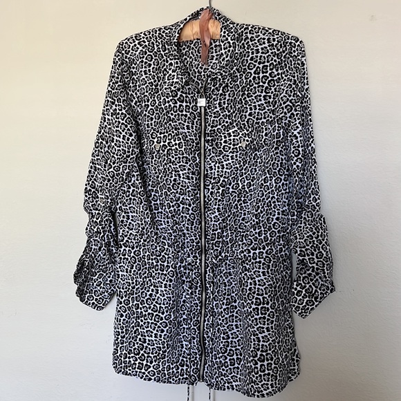 Michael Kors snow leopard, drawstring waist, zip up blouse, size large - Picture 4 of 11